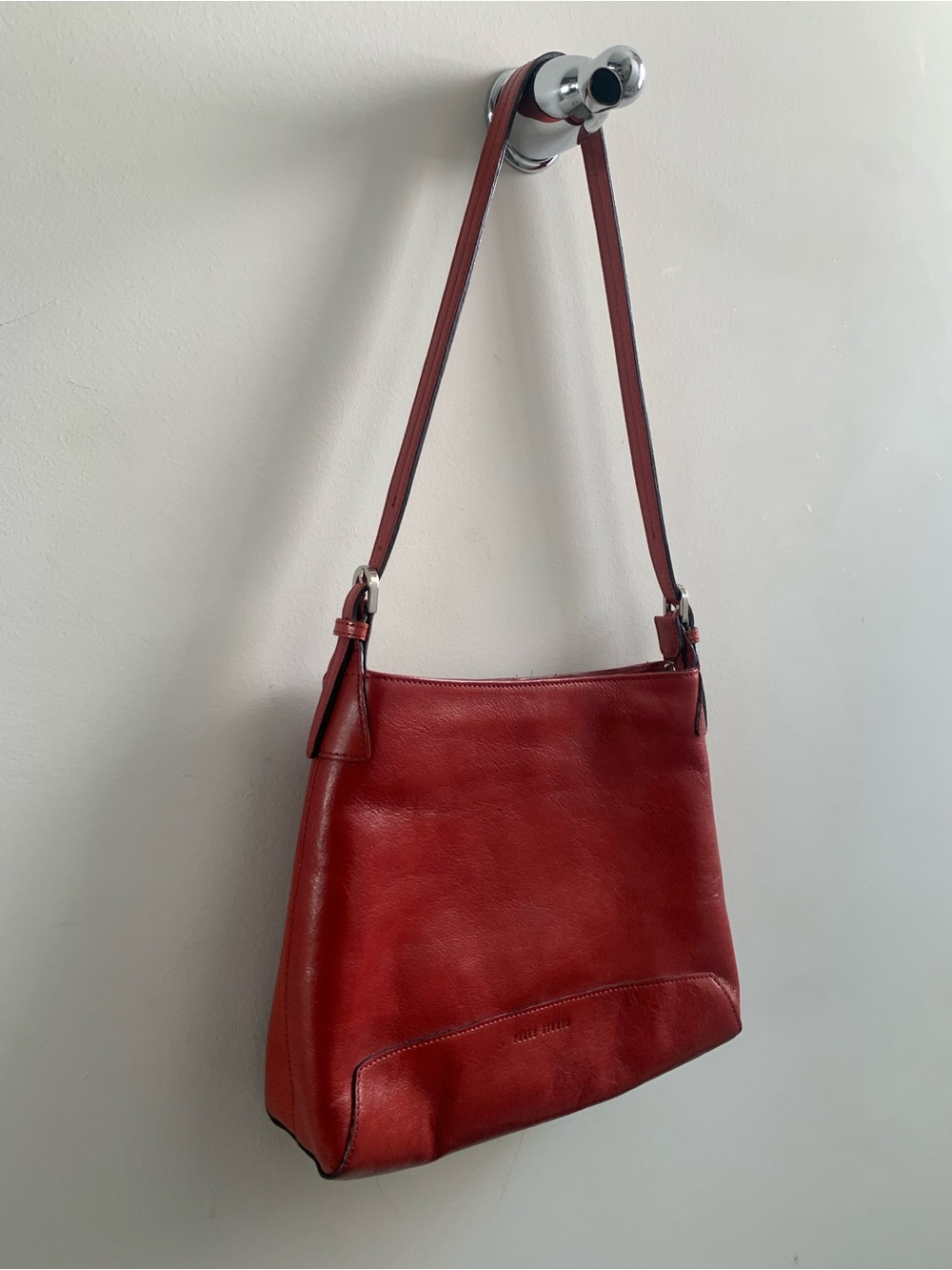 Wilsons Leather Red Leather Shoulder Bag with Single Strap - Picture 3 of 9